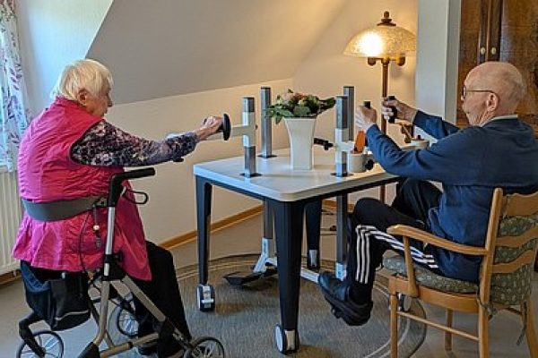 ludwig-steil-hof-newsbeitrag-ausbildung-gemeinsam-aktiv-und-fit-neuer-plaudertisch-im-oberfelder-pflegehaus