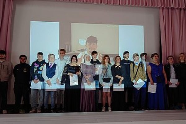 ludwig-steil-hof-newsbeitrag-ausbildung-pure-emotion-und-gosse-freude-buehne-menschen