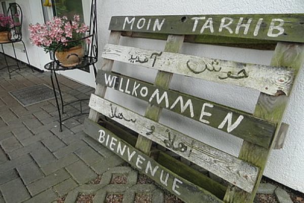 ludwig-steil-hof-newsbeitrag-der-wunsch-nach-integration-und-einem-ankommen-in-der-gesellschaft-getragen-von-hoffnung-palette-beschriftet