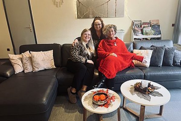 ludwig-steil-hof-newsbeitrag-die-welt-von-kindern-und-jugendlichen-ein-bisschen-bunter-machen-alina-beste-petra-zech-silvia-klejdzinski-doeding