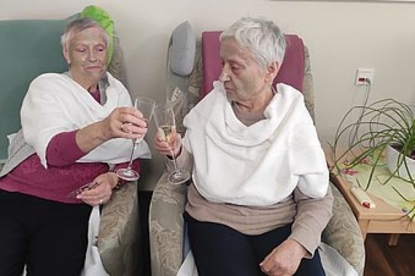 ludwig-steil-hof-newsbeitrag-entspannte-zeit-zum-plaudern-gisela-spalthoefer-und-baerbel-danopoulos-gesichtsmasken