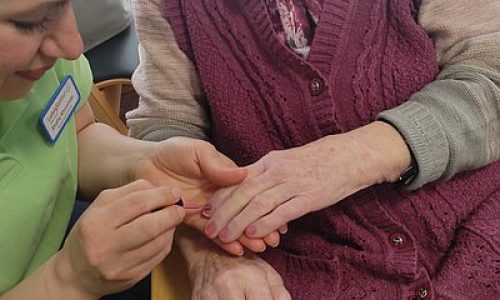 ludwig-steil-hof-newsbeitrag-entspannte-zeit-zum-plaudern-veronika-doeding-frisch-lackierte-naegel-von-shatha-khoushaba