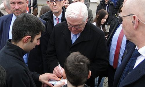 ludwig-steil-hof-newsbeitrag-frank-walter-steinmeier-gibt-kind-autogramm