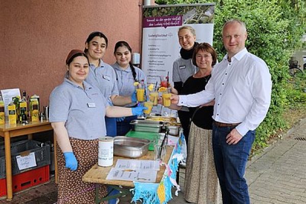 ludwig-steil-hof-newsbeitrag-froehliches-miteinander-beim-sommerfest-im-haus-17-frische-mocktails