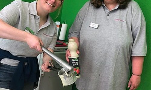 ludwig-steil-hof-newsbeitrag-froehliches-miteinander-beim-sommerfest-im-haus-17-leckeres-eis