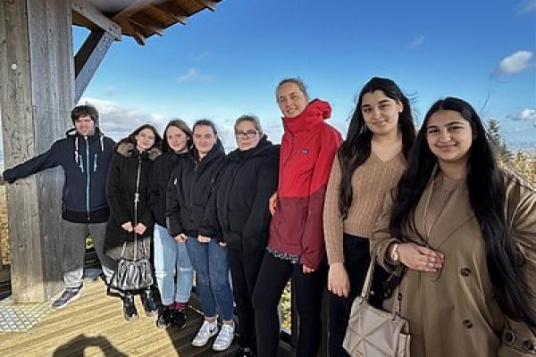 ludwig-steil-hof-newsbeitrag-hoch-hinaus-mit-einer-menge-wissenszuwachs-und-guter-laune-angehende-fachkraefte-mit-ina-boeker