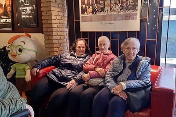 ludwig-steil-hof-newsbeitrag-kinozauber-im-herzen-espelkamps-amalia-senger-helene-herzog-getraud-hellmann