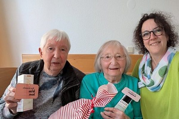 ludwig-steil-hof-newsbeitrag-kleine-geschenke-grosse-freude-patienten-mit-pfleger