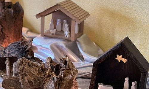 ludwig-steil-hof-newsbeitrag-krippenausstellung-begeistert-besucher-krippe-tisch