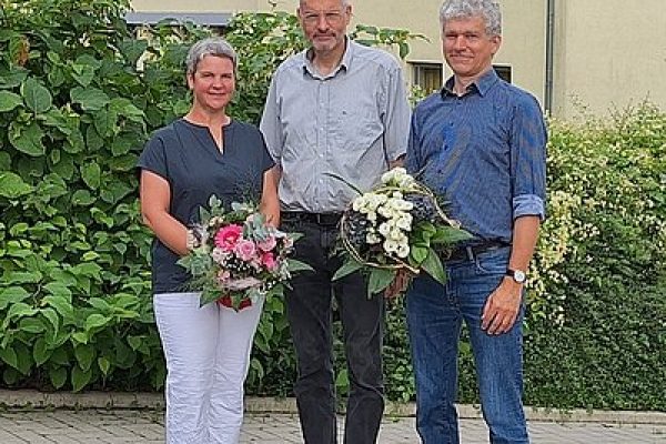 ludwig-steil-hof-newsbeitrag-neues-fuehrungs-duo-an-der-bhk-schule-martin-jaeger-und-silke-lindgren-mit-pfarrer-stefan-baeumer
